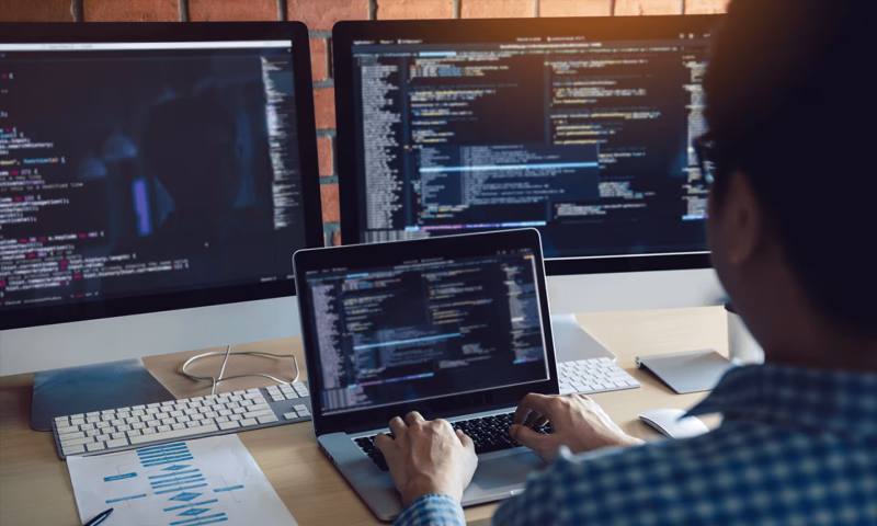 数据科学选型:R与Python如何赋能扎鲁特旗网站建设?